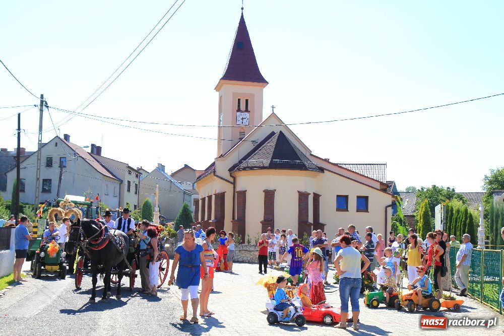 Zdjęcie w galerii na portalu naszraciborz.pl: Wesoły korowód w Roszkowie wiadomości z regionu