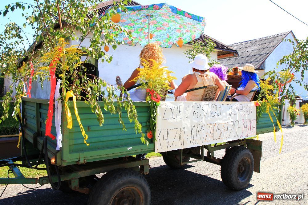 Zdjęcie w galerii na portalu naszraciborz.pl: Wesoły korowód w Roszkowie wiadomości z regionu