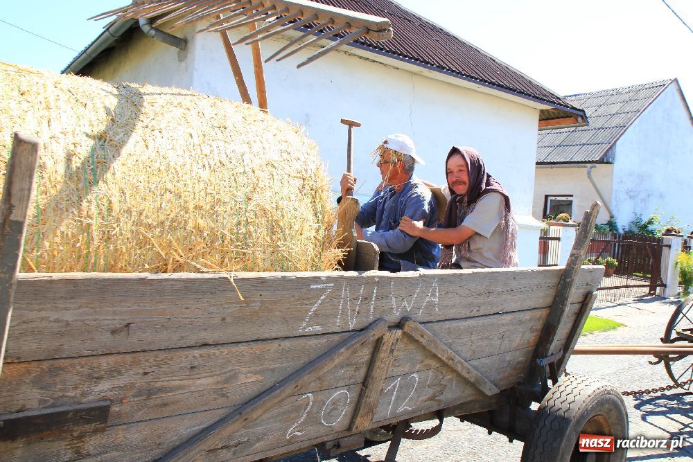 Zdjęcie w galerii na portalu naszraciborz.pl: Wesoły korowód w Roszkowie wiadomości z regionu