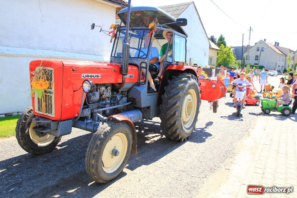 Zdjęcie w galerii na portalu naszraciborz.pl: Wesoły korowód w Roszkowie wiadomości z regionu