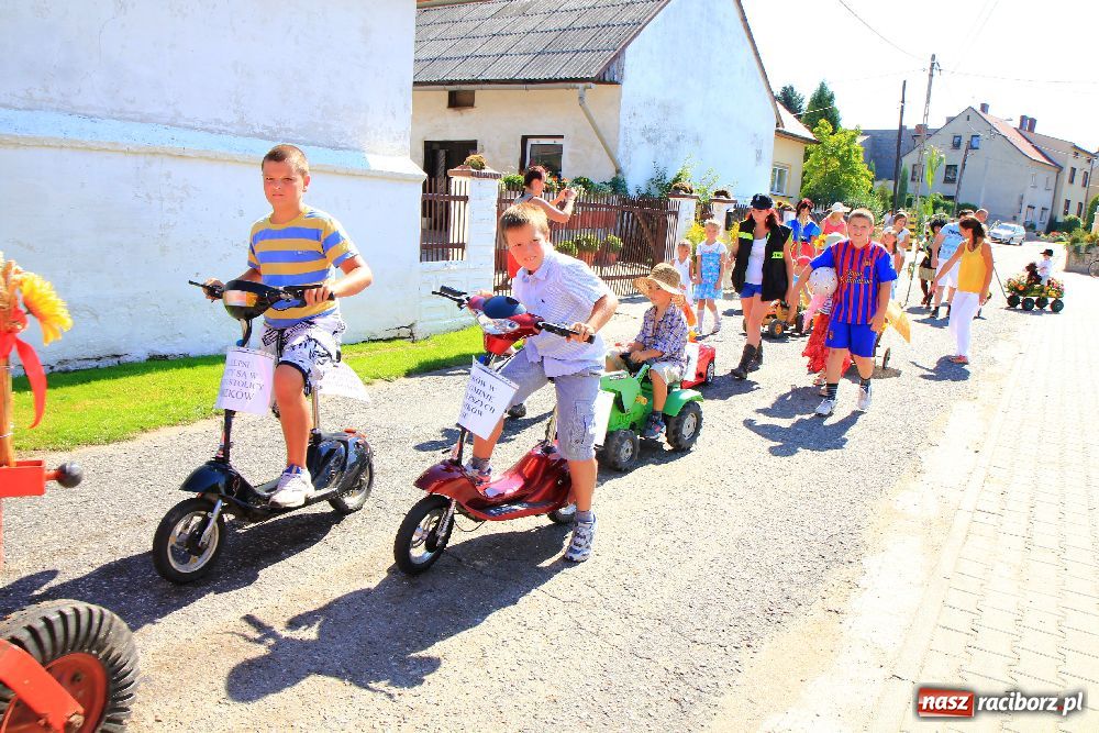 Zdjęcie w galerii na portalu naszraciborz.pl: Wesoły korowód w Roszkowie wiadomości z regionu