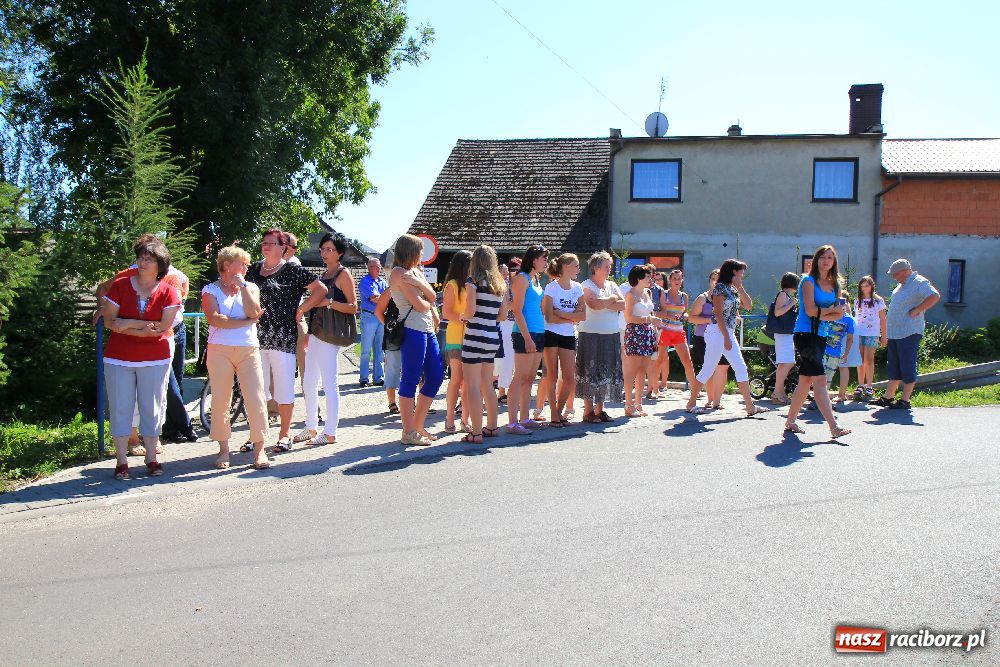 Zdjęcie w galerii na portalu naszraciborz.pl: Wesoły korowód w Roszkowie wiadomości z regionu