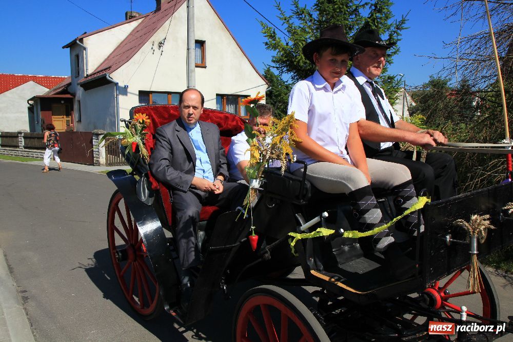 Zdjęcie w galerii na portalu naszraciborz.pl: Wesoły korowód w Roszkowie wiadomości z regionu