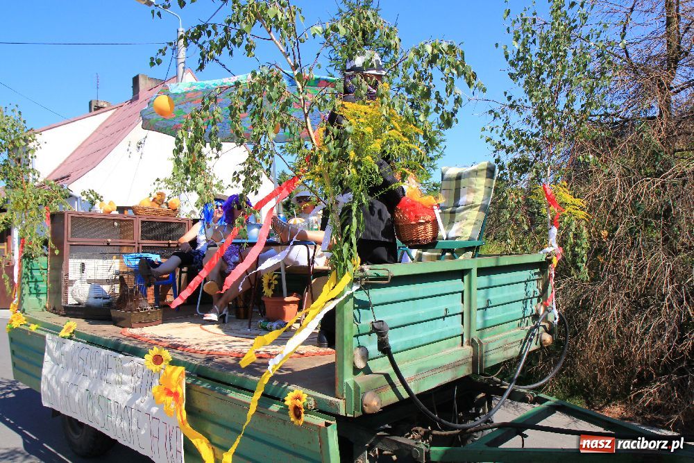 Zdjęcie w galerii na portalu naszraciborz.pl: Wesoły korowód w Roszkowie wiadomości z regionu