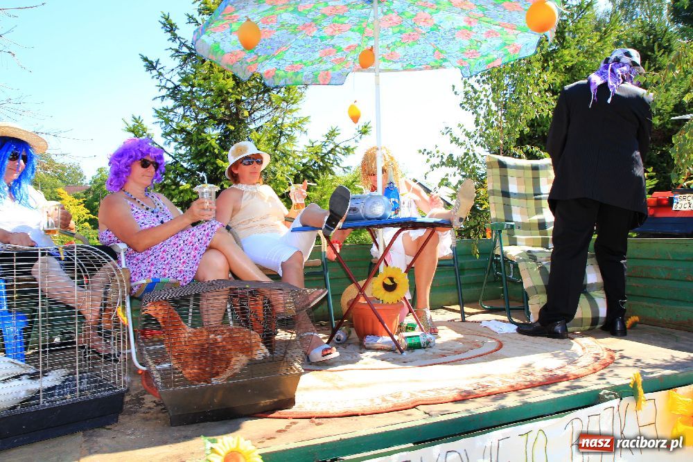 Zdjęcie w galerii na portalu naszraciborz.pl: Wesoły korowód w Roszkowie wiadomości z regionu