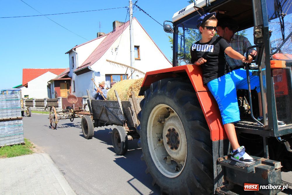 Zdjęcie w galerii na portalu naszraciborz.pl: Wesoły korowód w Roszkowie wiadomości z regionu
