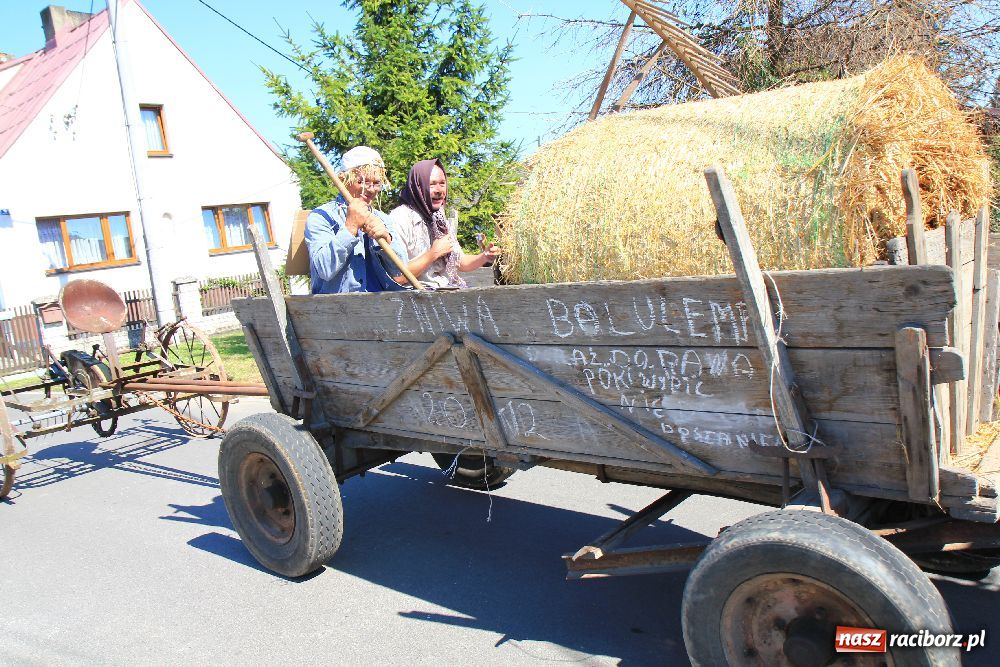Zdjęcie w galerii na portalu naszraciborz.pl: Wesoły korowód w Roszkowie wiadomości z regionu