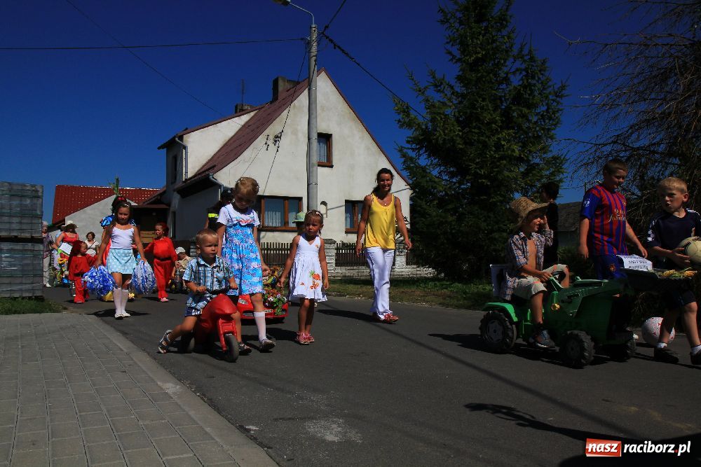 Zdjęcie w galerii na portalu naszraciborz.pl: Wesoły korowód w Roszkowie wiadomości z regionu