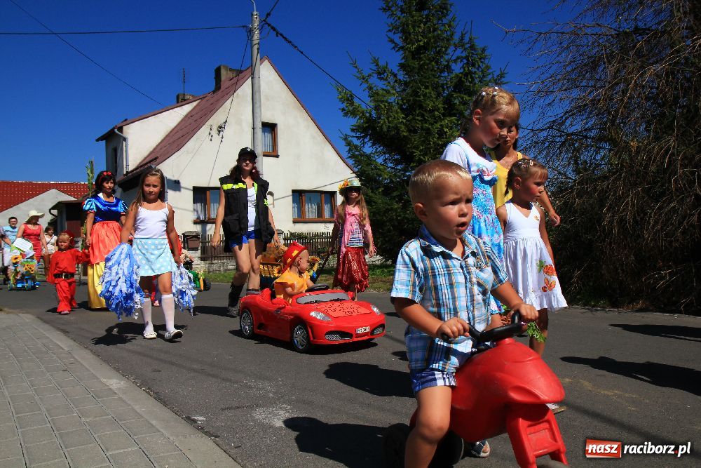 Zdjęcie w galerii na portalu naszraciborz.pl: Wesoły korowód w Roszkowie wiadomości z regionu