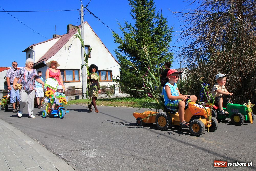 Zdjęcie w galerii na portalu naszraciborz.pl: Wesoły korowód w Roszkowie wiadomości z regionu