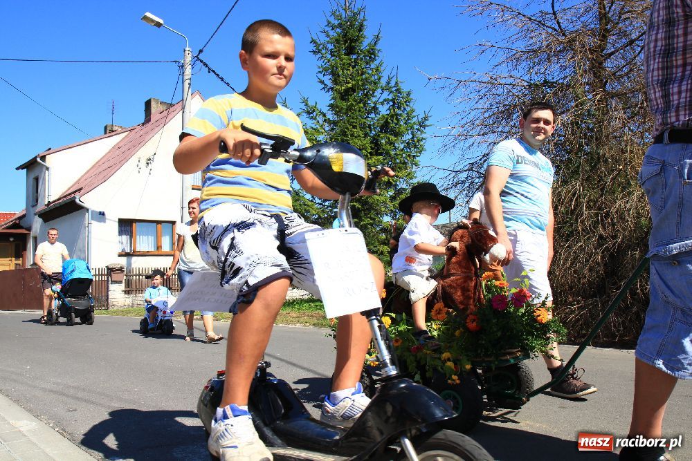 Zdjęcie w galerii na portalu naszraciborz.pl: Wesoły korowód w Roszkowie wiadomości z regionu