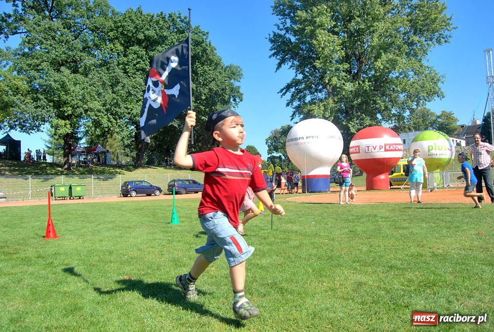 Zdjęcie w galerii na portalu naszraciborz.pl: Piracka zabawa na Memoriale wiadomości z regionu