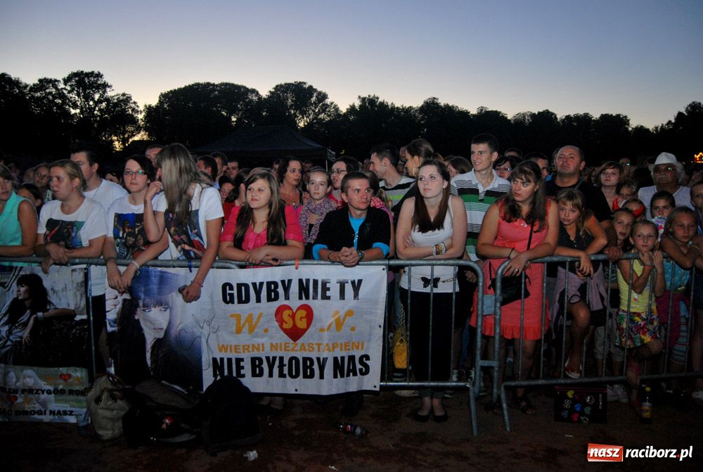 Zdjęcie w galerii na portalu naszraciborz.pl: Na finał koncertu Grzeszczak zgasło światło wiadomości z regionu