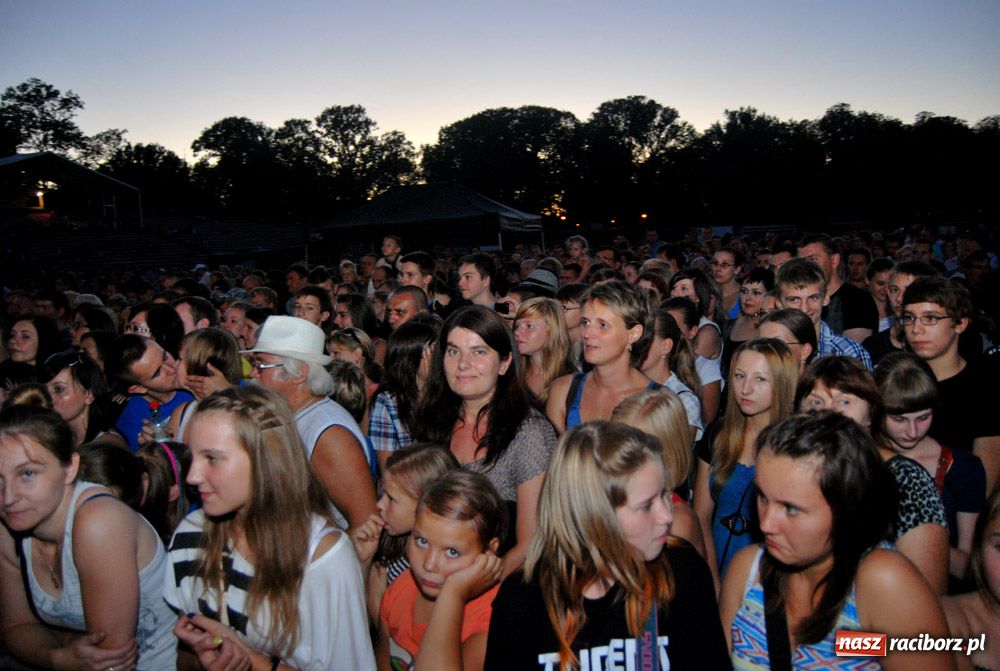 Zdjęcie w galerii na portalu naszraciborz.pl: Na finał koncertu Grzeszczak zgasło światło wiadomości z regionu