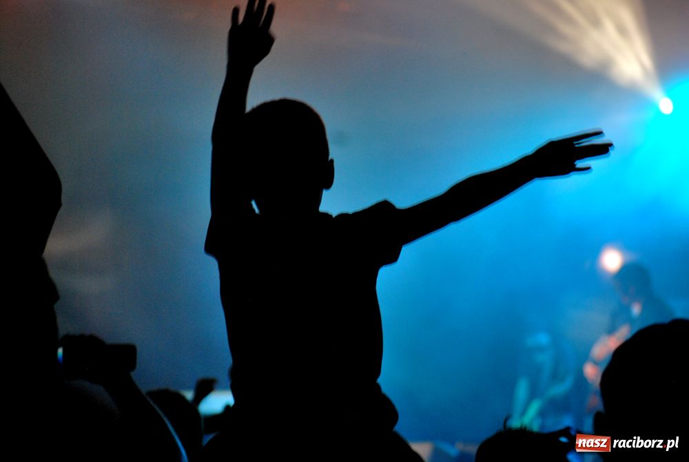Zdjęcie w galerii na portalu naszraciborz.pl: Na finał koncertu Grzeszczak zgasło światło wiadomości z regionu