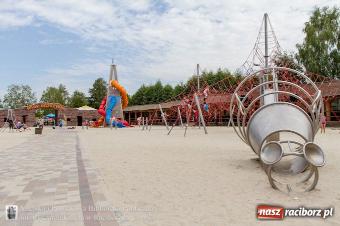 Zdjęcie w galerii na portalu naszraciborz.pl: Jurapark w Krasiejowie z Biblioteką wiadomości z regionu