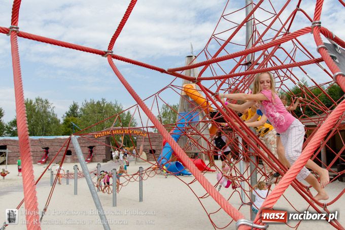 Zdjęcie w galerii na portalu naszraciborz.pl: Jurapark w Krasiejowie z Biblioteką wiadomości z regionu