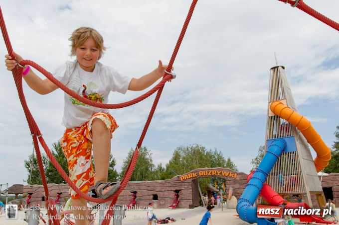 Zdjęcie w galerii na portalu naszraciborz.pl: Jurapark w Krasiejowie z Biblioteką wiadomości z regionu