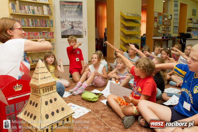 Zdjęcie w galerii na portalu naszraciborz.pl: Dzień brytyjski w Bibliotece wiadomości z regionu