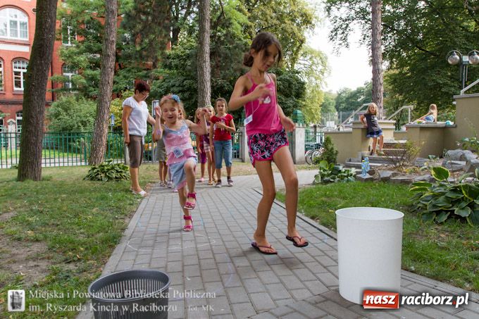 Zdjęcie w galerii na portalu naszraciborz.pl: Dzień brytyjski w Bibliotece wiadomości z regionu