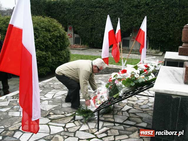 Zdjęcie w galerii na portalu naszraciborz.pl: Delegacje na cmentarzu krasnoarmiejców wiadomości z regionu