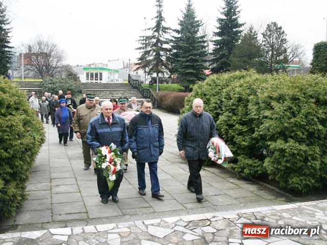 Zdjęcie w galerii na portalu naszraciborz.pl: Delegacje na cmentarzu krasnoarmiejców wiadomości z regionu