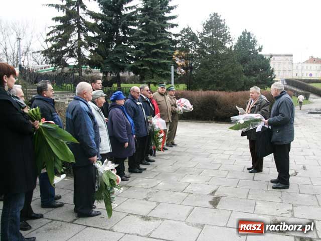 Zdjęcie w galerii na portalu naszraciborz.pl: Delegacje na cmentarzu krasnoarmiejców wiadomości z regionu