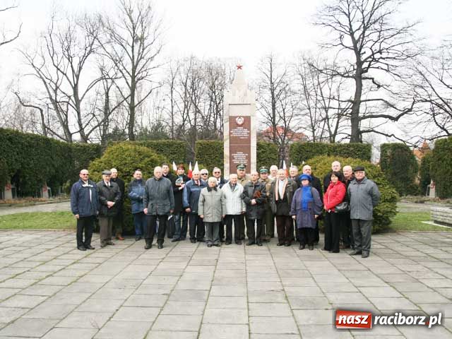 Zdjęcie w galerii na portalu naszraciborz.pl: Delegacje na cmentarzu krasnoarmiejców wiadomości z regionu