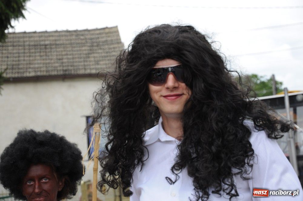 Zdjęcie w galerii na portalu naszraciborz.pl: Bocian i niesforny kot w Bolesławiu wiadomości z regionu