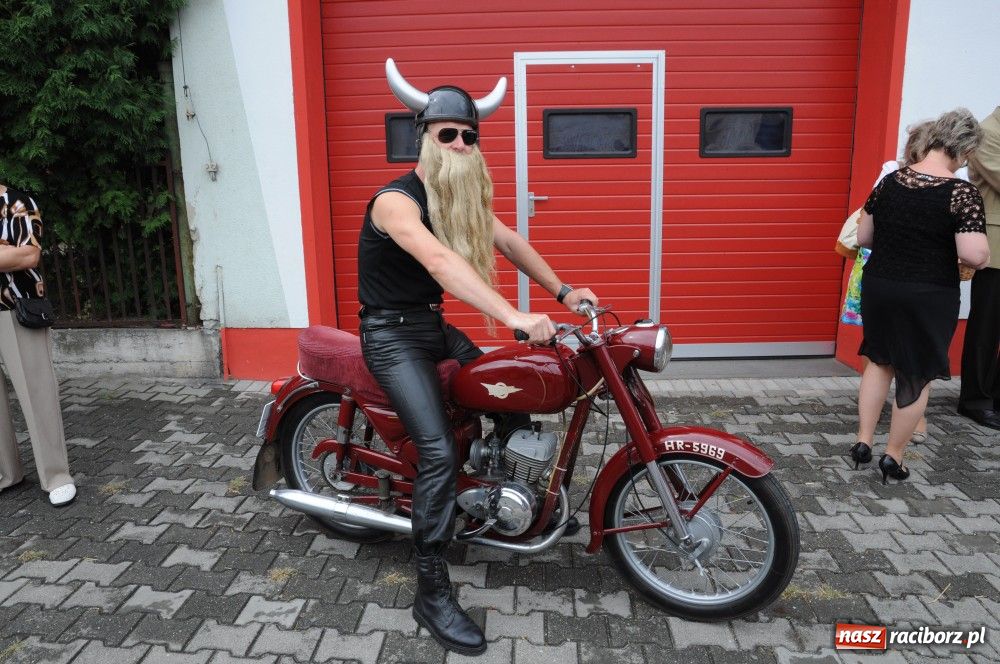 Zdjęcie w galerii na portalu naszraciborz.pl: Bocian i niesforny kot w Bolesławiu wiadomości z regionu