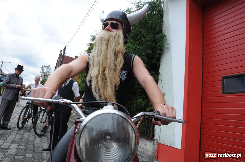 Zdjęcie w galerii na portalu naszraciborz.pl: Bocian i niesforny kot w Bolesławiu wiadomości z regionu