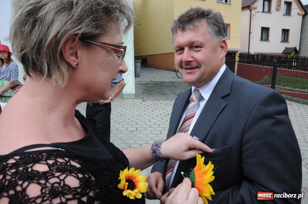 Zdjęcie w galerii na portalu naszraciborz.pl: Bocian i niesforny kot w Bolesławiu wiadomości z regionu