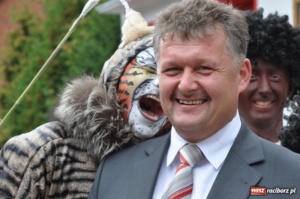 Zdjęcie w galerii na portalu naszraciborz.pl: Bocian i niesforny kot w Bolesławiu wiadomości z regionu