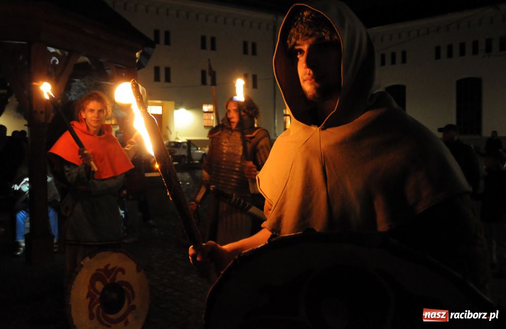 Zdjęcie w galerii na portalu naszraciborz.pl: Zamkowa noc Czerwonego Kura - relacja wiadomości z regionu