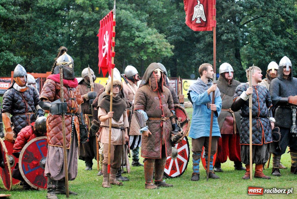 Zdjęcie w galerii na portalu naszraciborz.pl: Bitwa wojów oraz pogrzeb wojownika - foto wiadomości z regionu