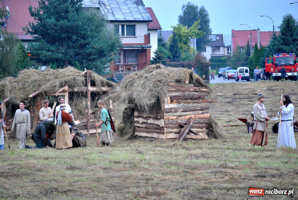 Zdjęcie w galerii na portalu naszraciborz.pl: Bitwa wojów oraz pogrzeb wojownika - foto wiadomości z regionu
