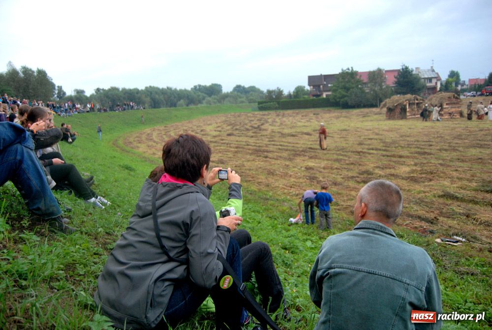 Zdjęcie w galerii na portalu naszraciborz.pl: Bitwa wojów oraz pogrzeb wojownika - foto wiadomości z regionu