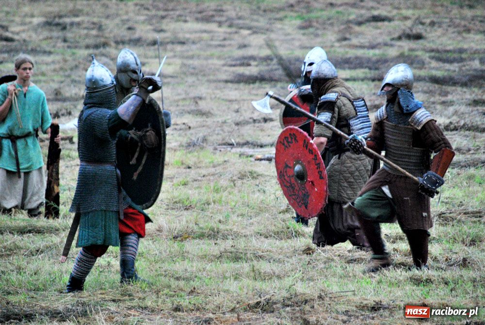 Zdjęcie w galerii na portalu naszraciborz.pl: Bitwa wojów oraz pogrzeb wojownika - foto wiadomości z regionu