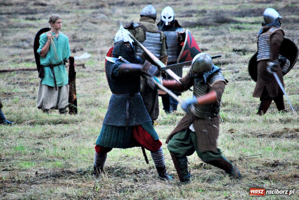 Zdjęcie w galerii na portalu naszraciborz.pl: Bitwa wojów oraz pogrzeb wojownika - foto wiadomości z regionu