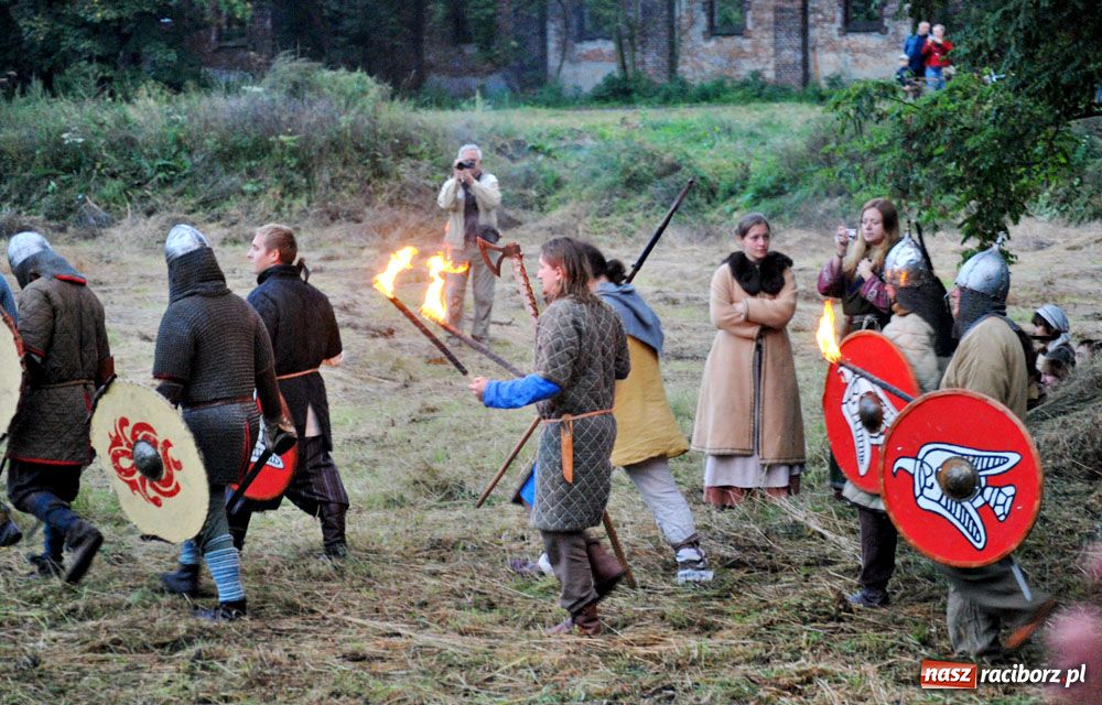 Zdjęcie w galerii na portalu naszraciborz.pl: Bitwa wojów oraz pogrzeb wojownika - foto wiadomości z regionu