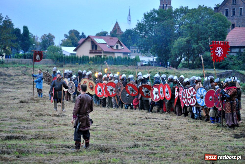 Zdjęcie w galerii na portalu naszraciborz.pl: Bitwa wojów oraz pogrzeb wojownika - foto wiadomości z regionu