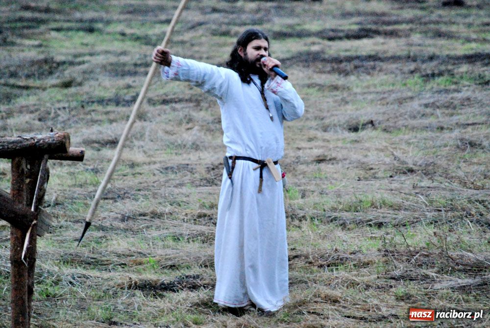 Zdjęcie w galerii na portalu naszraciborz.pl: Bitwa wojów oraz pogrzeb wojownika - foto wiadomości z regionu