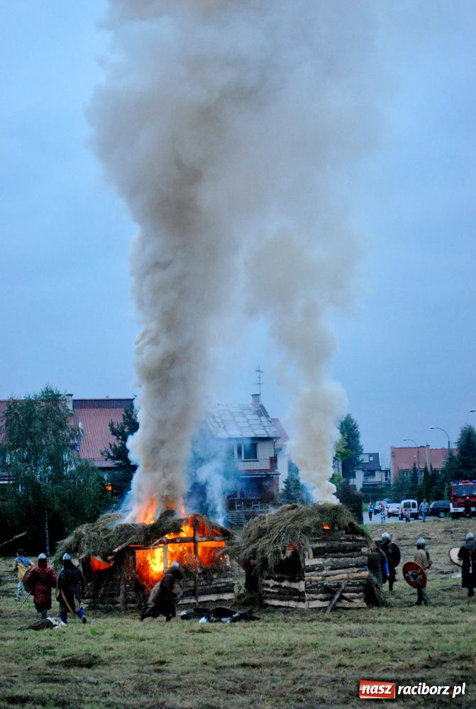 Zdjęcie w galerii na portalu naszraciborz.pl: Bitwa wojów oraz pogrzeb wojownika - foto wiadomości z regionu