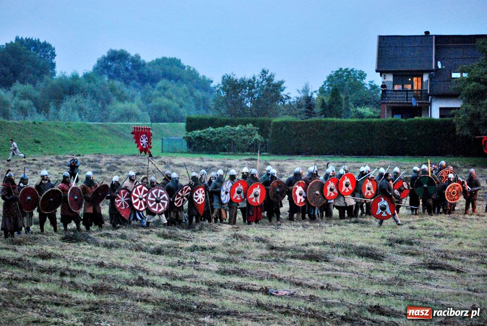 Zdjęcie w galerii na portalu naszraciborz.pl: Bitwa wojów oraz pogrzeb wojownika - foto wiadomości z regionu