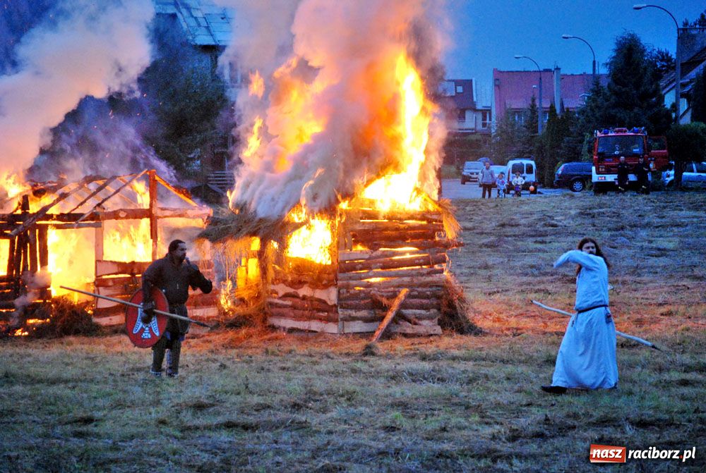 Zdjęcie w galerii na portalu naszraciborz.pl: Bitwa wojów oraz pogrzeb wojownika - foto wiadomości z regionu