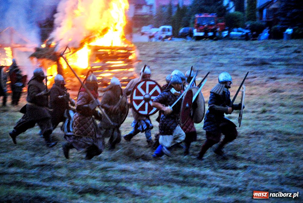 Zdjęcie w galerii na portalu naszraciborz.pl: Bitwa wojów oraz pogrzeb wojownika - foto wiadomości z regionu