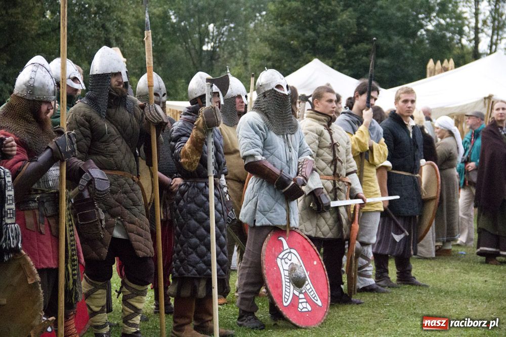 Zdjęcie w galerii na portalu naszraciborz.pl: Bitwa wojów oraz pogrzeb wojownika - foto wiadomości z regionu