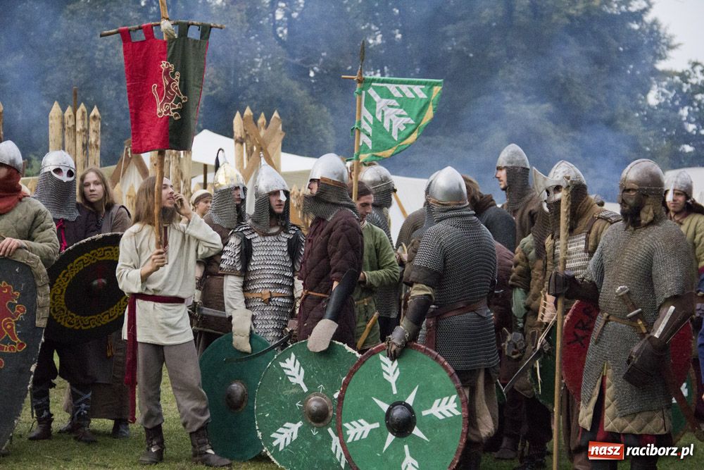 Zdjęcie w galerii na portalu naszraciborz.pl: Bitwa wojów oraz pogrzeb wojownika - foto wiadomości z regionu