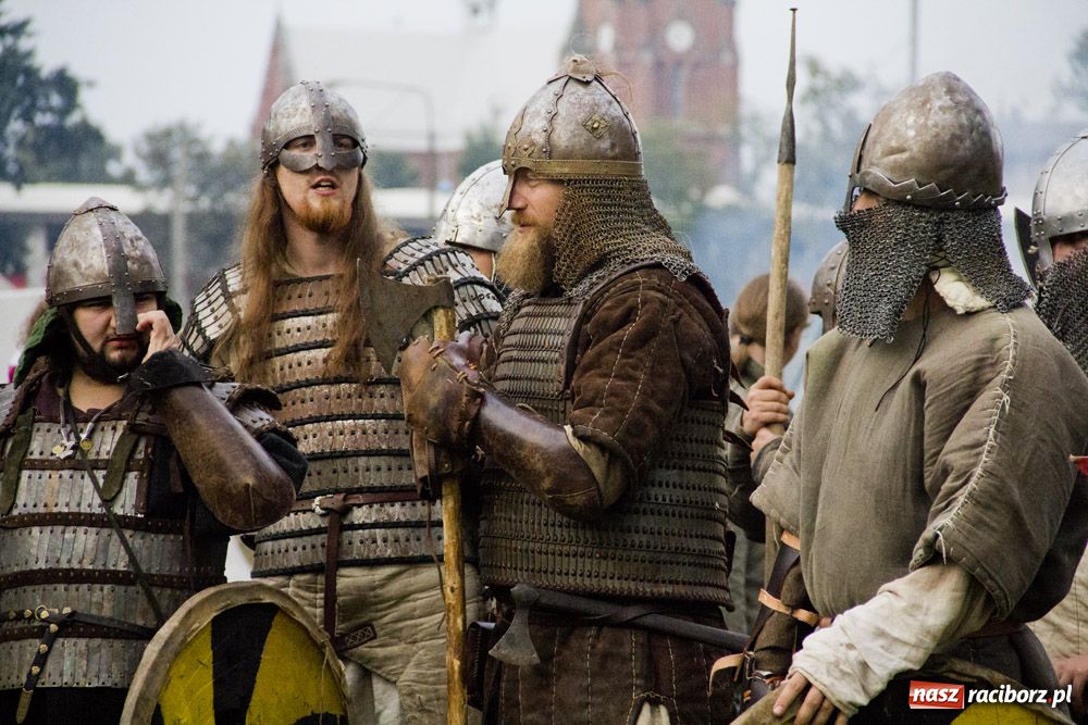 Zdjęcie w galerii na portalu naszraciborz.pl: Bitwa wojów oraz pogrzeb wojownika - foto wiadomości z regionu