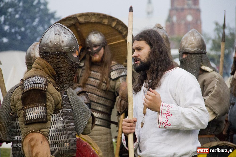 Zdjęcie w galerii na portalu naszraciborz.pl: Bitwa wojów oraz pogrzeb wojownika - foto wiadomości z regionu